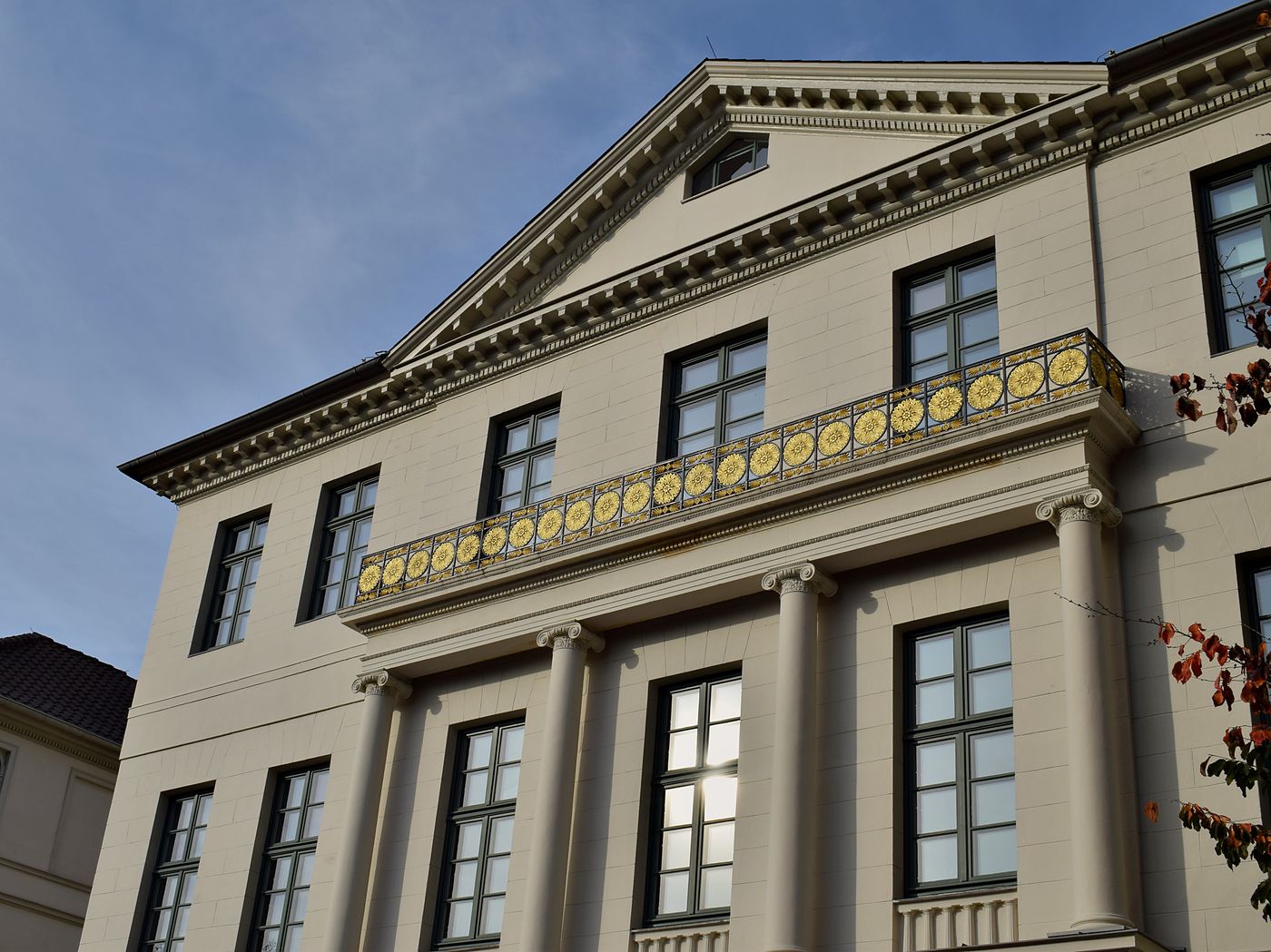 Klassizistische Fassade mit Giebel und verziertem Balkon, Hannover