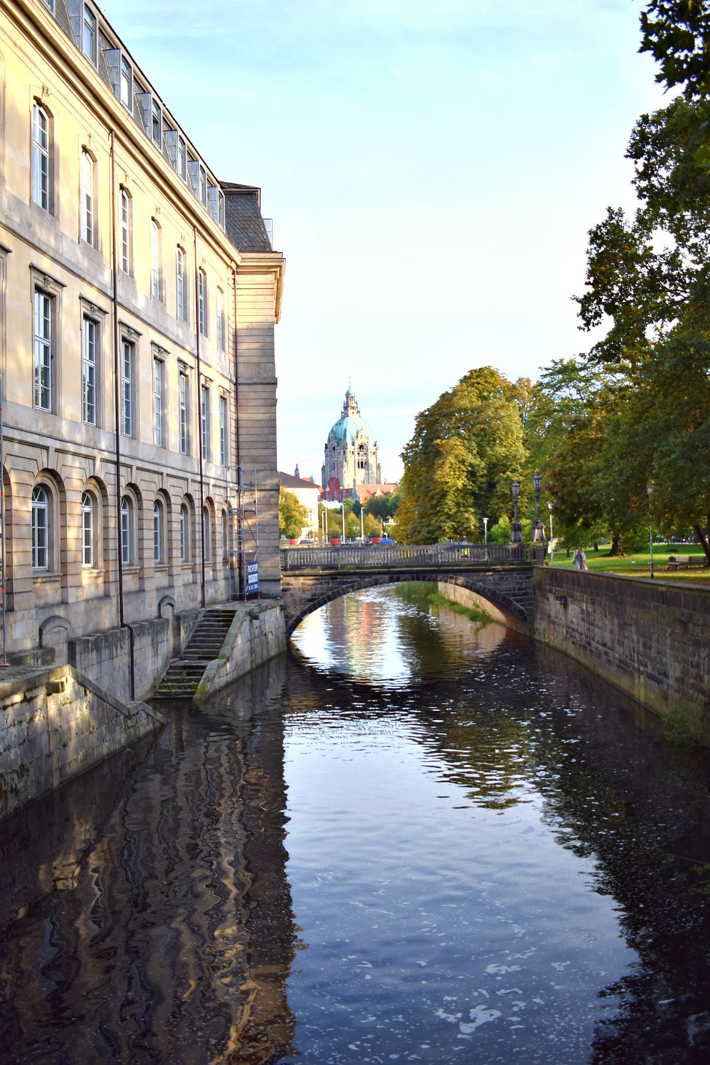 Leine am Leineschloss, im Hintergrund die Kuppel des Neuen Rathauses, Hannover