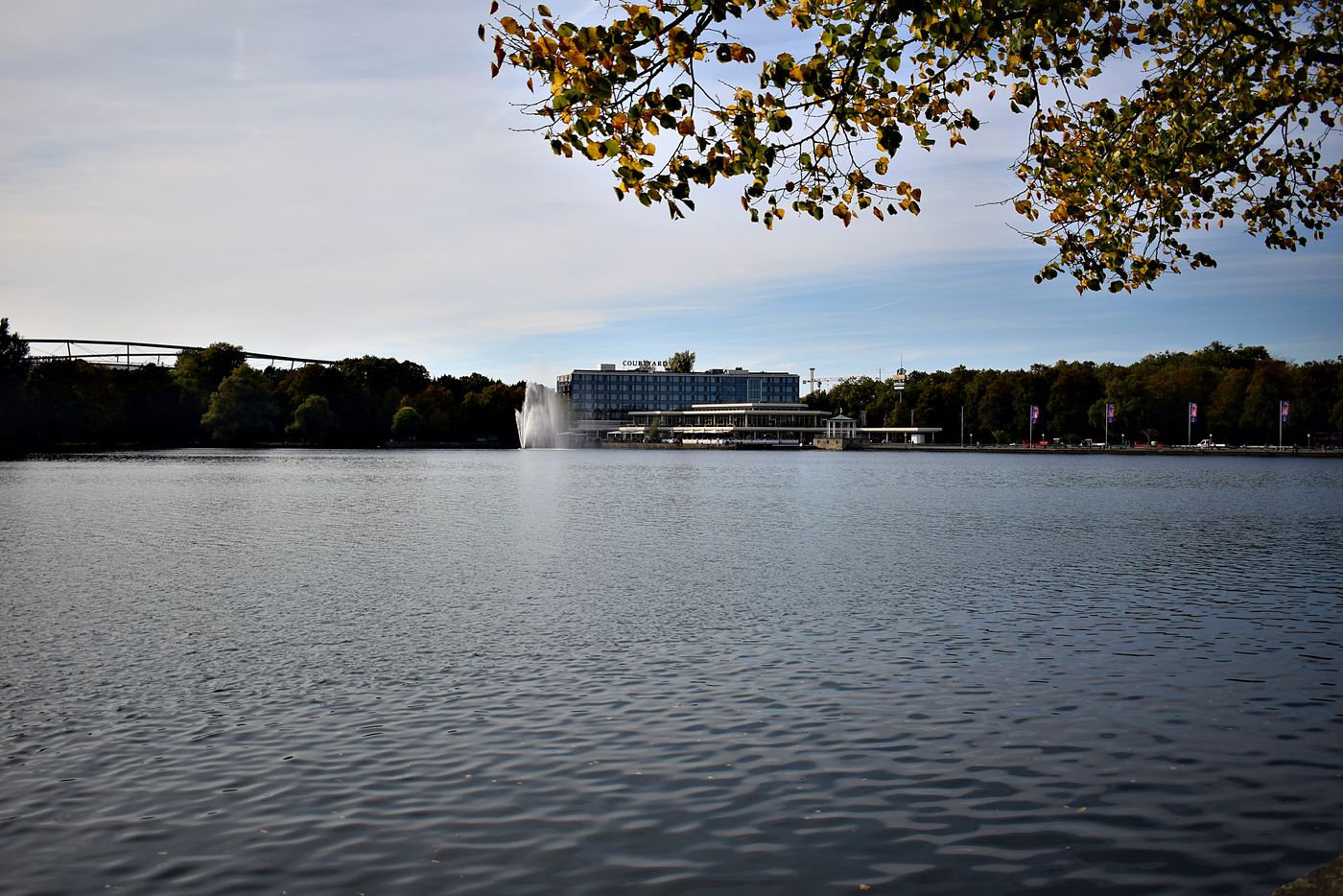 Maschsee im Herbst mit Fontäne, Blick zum Nordufer, Hannover