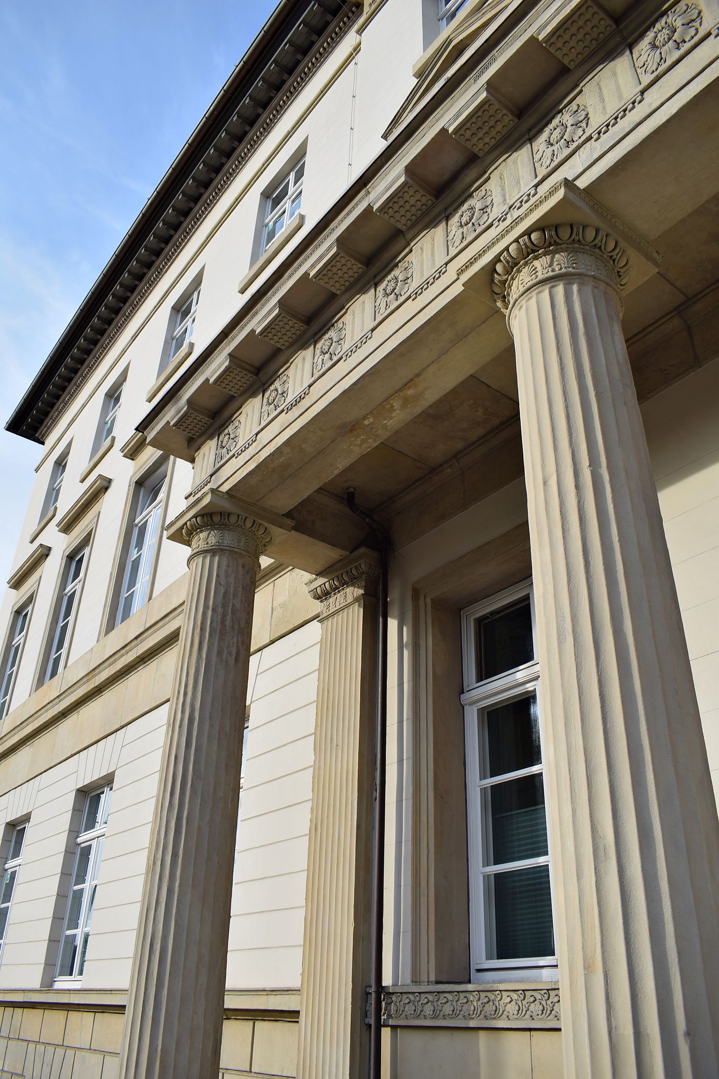Säulenportal eines klassizistischen Baus, Hannover