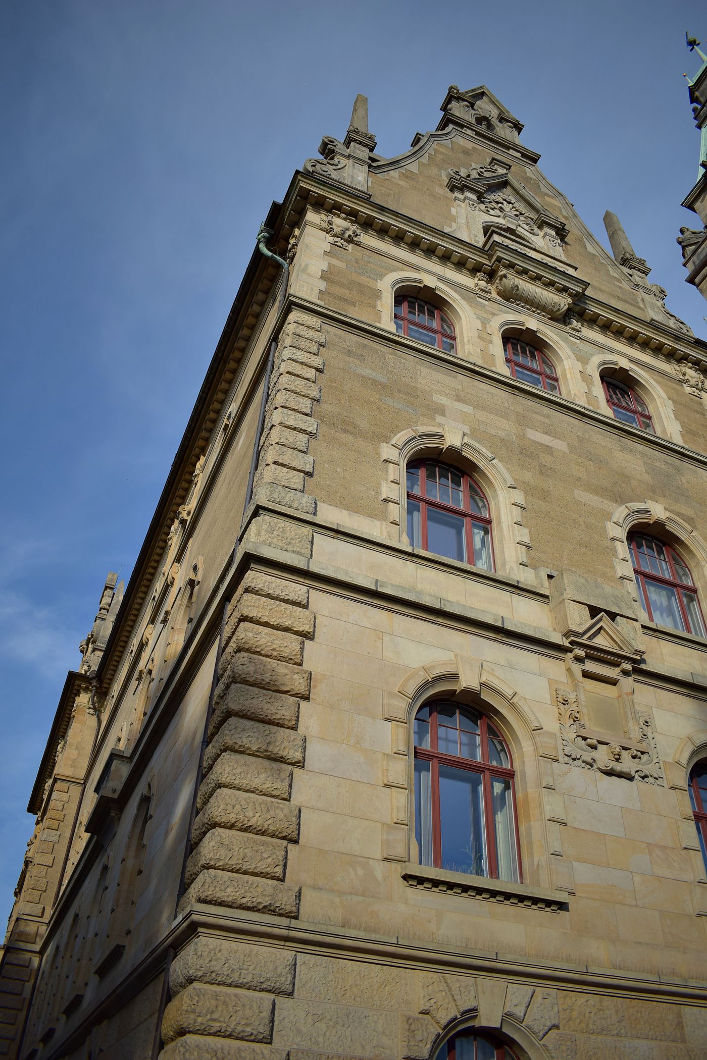 Historische Sandsteinfassade mit Bogenfenstern, Hannover