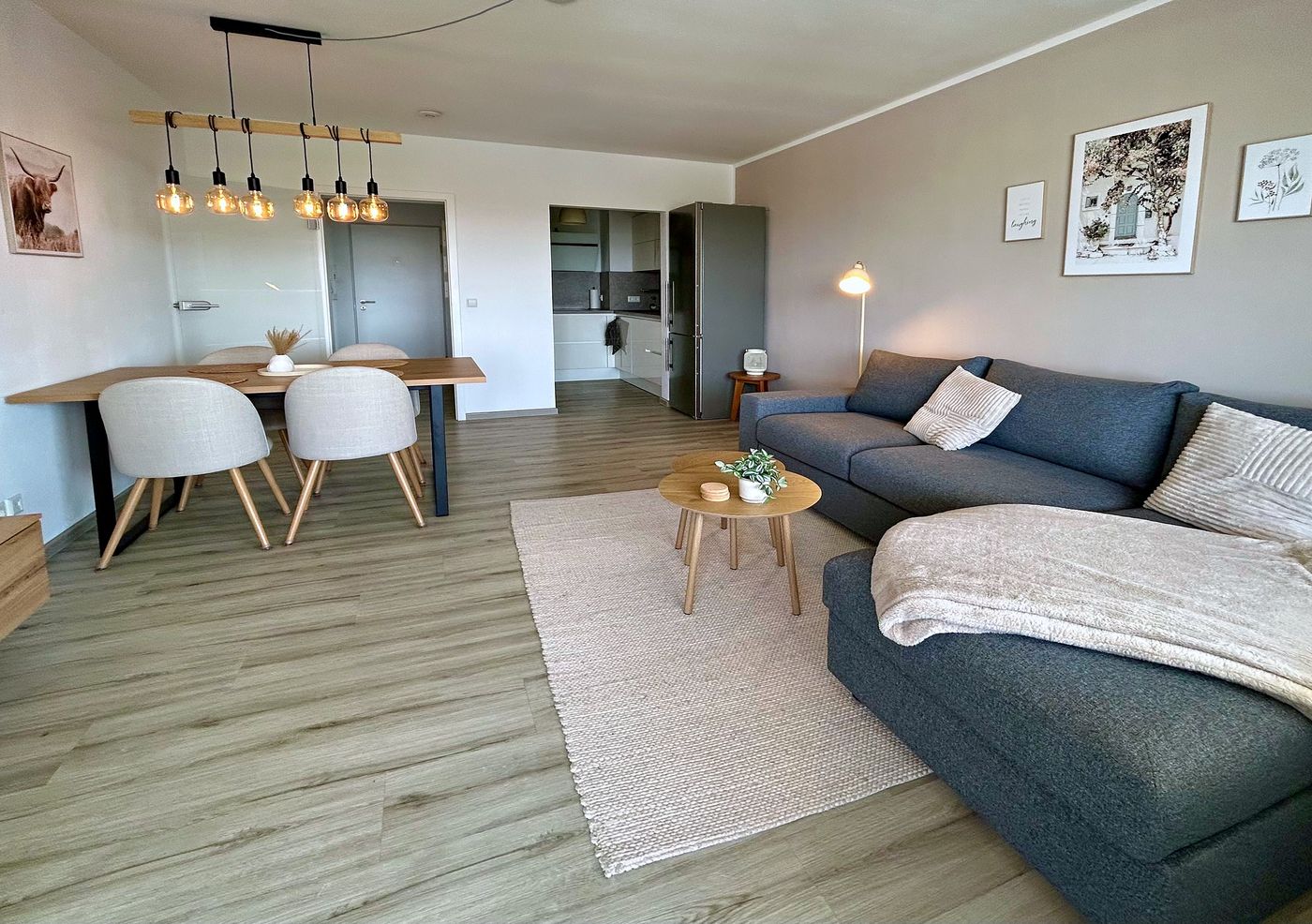 Wohnbereich mit Sofa und Essplatz, im Hintergrund die Küche