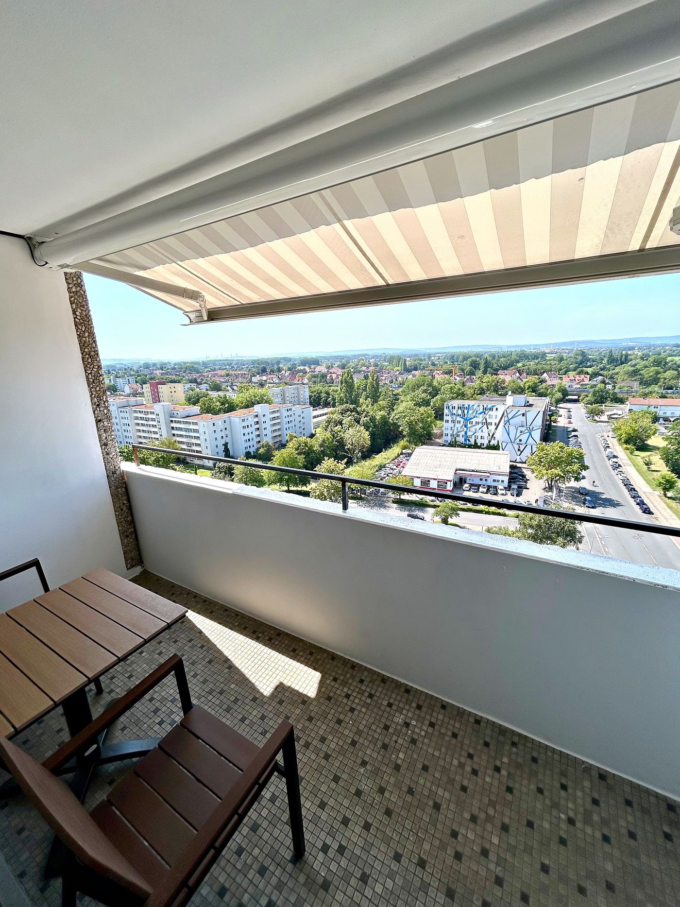 Balkon mit elektrischer Markise und Weitblick
