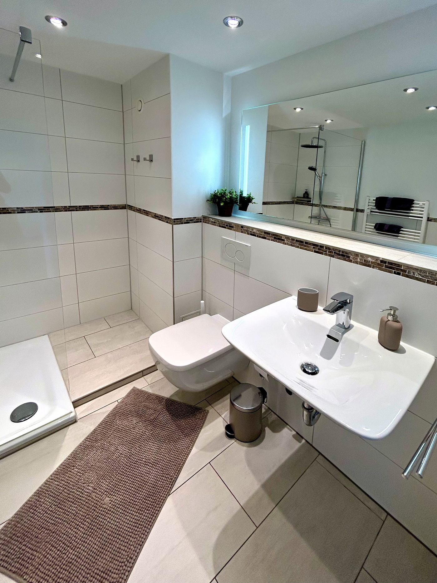Bad mit Waschtisch, Spiegel und Dusche