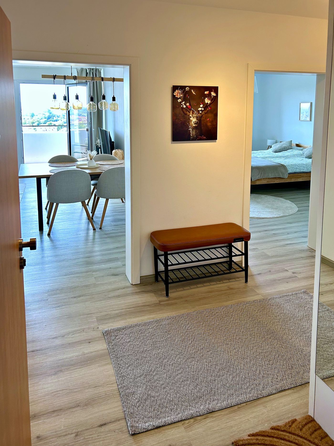Flur mit Blick in Essbereich und Schlafzimmer
